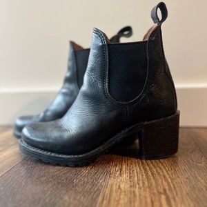 Frye Women’s Chelsea Boot